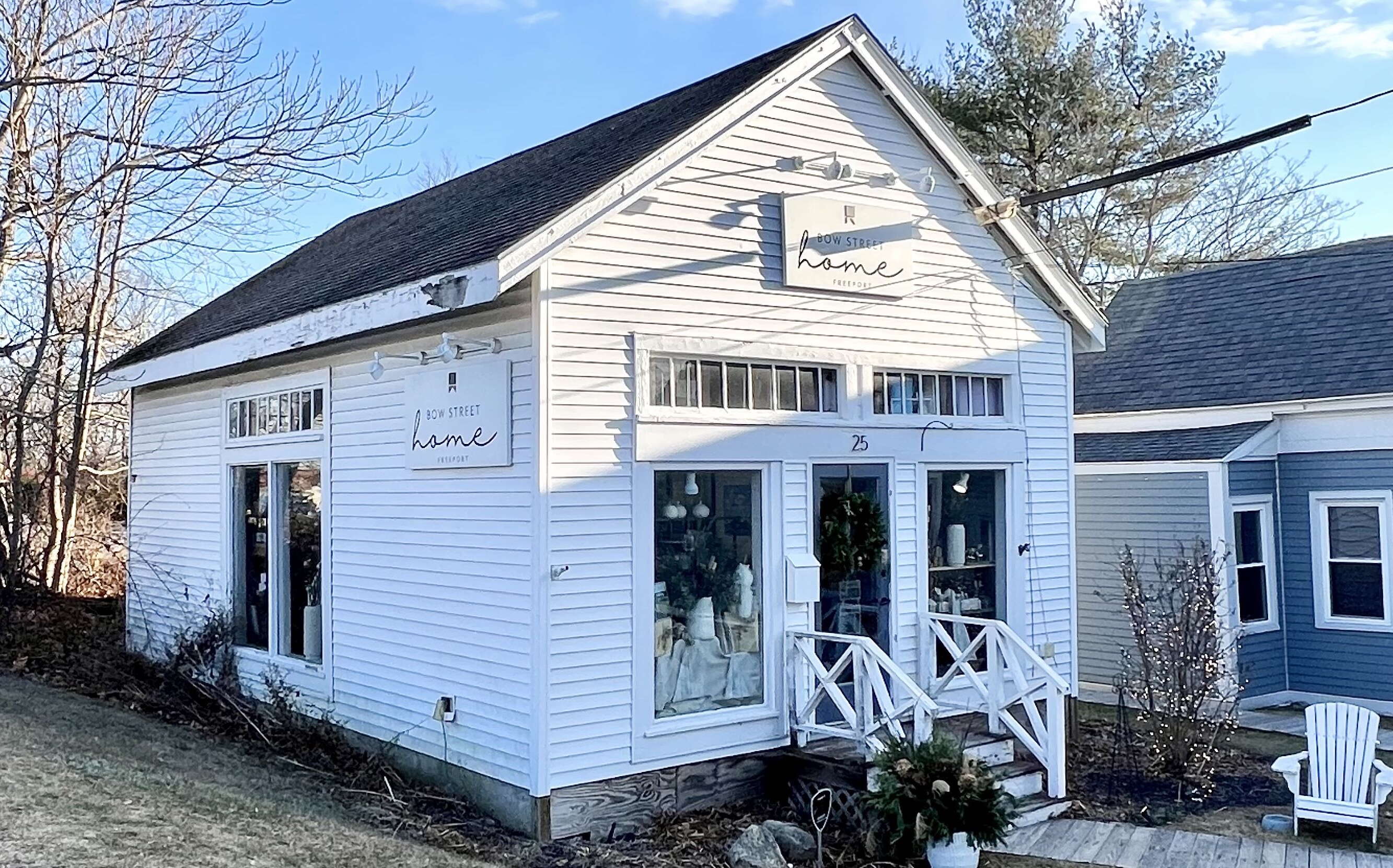 A white store was listed and sold by Porta & Co.