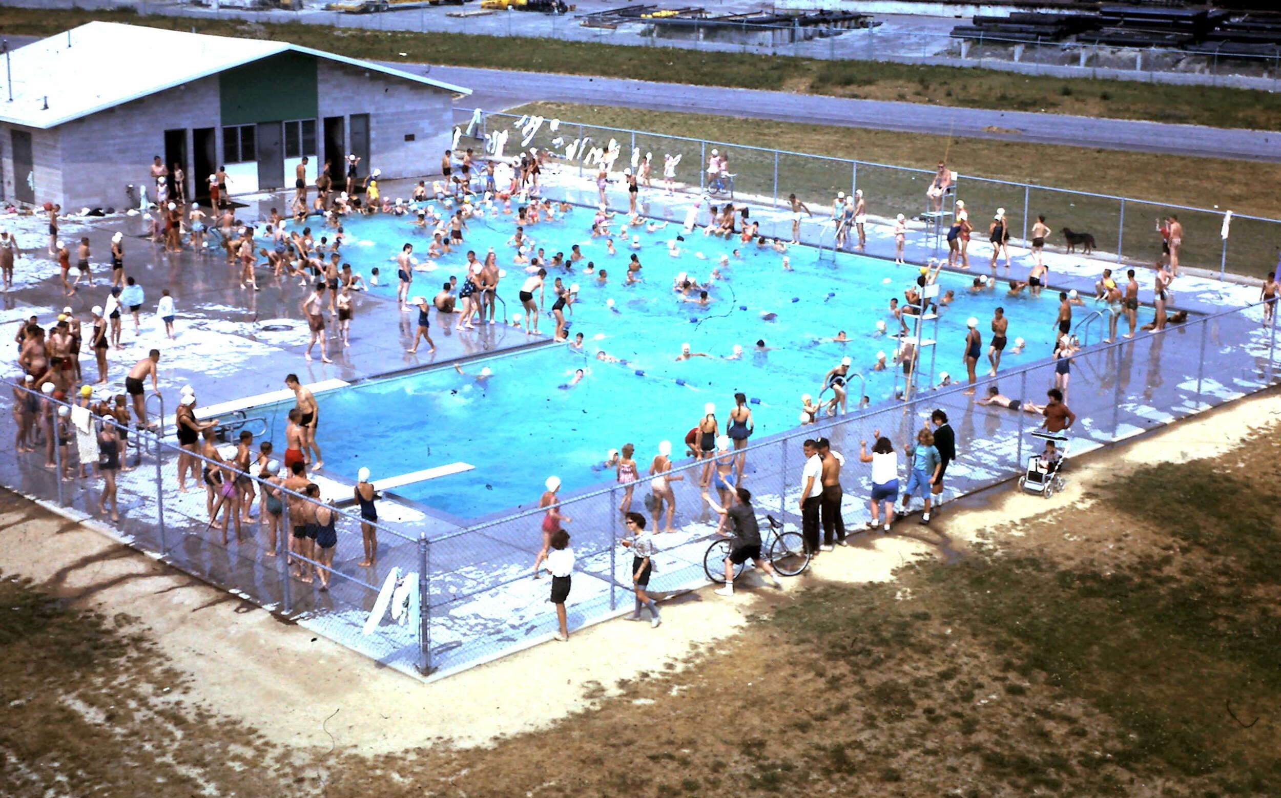 An aerial view of a pool full of people.