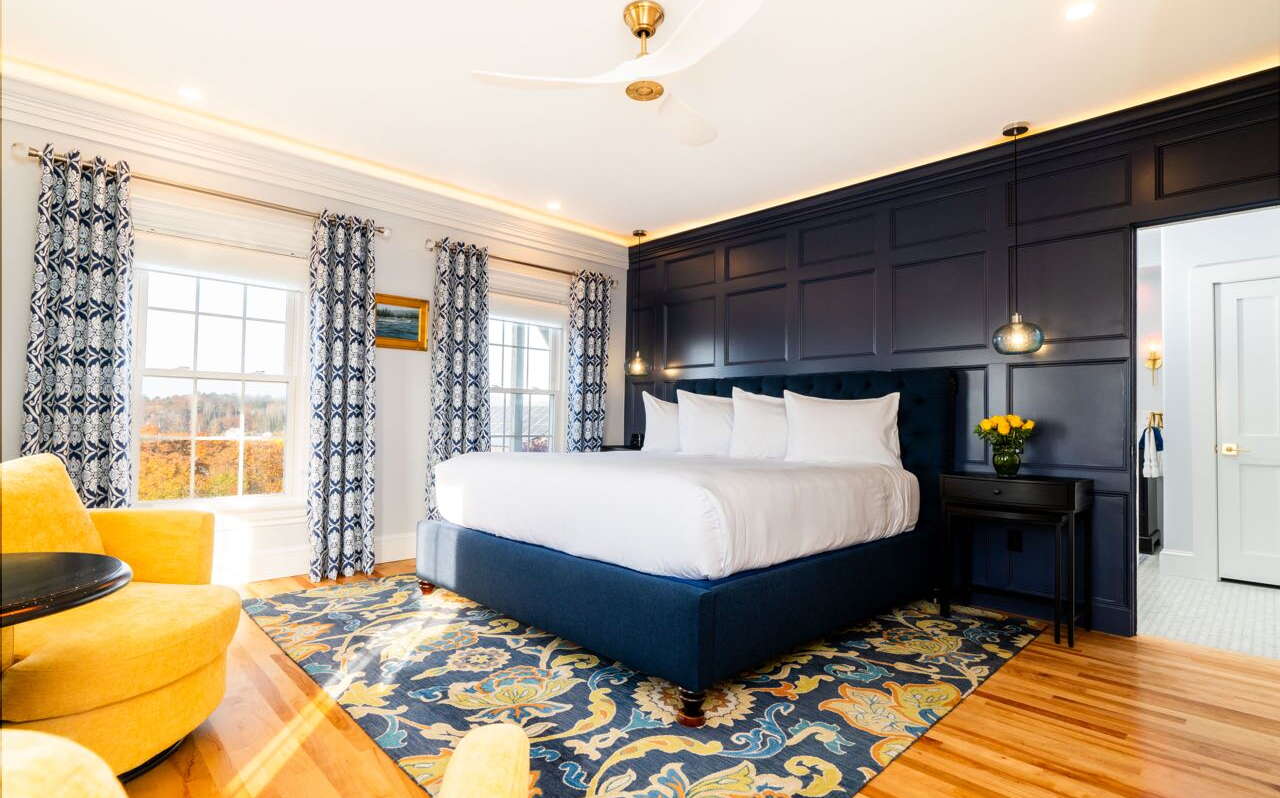A room had a bed and fancy carpet.