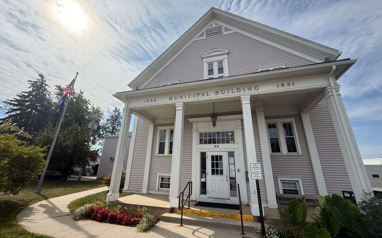 A tan sided building with columns.