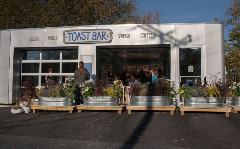 toast bar exterior