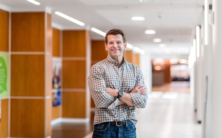 portrait of UNUM COO Mike Simonds in an office