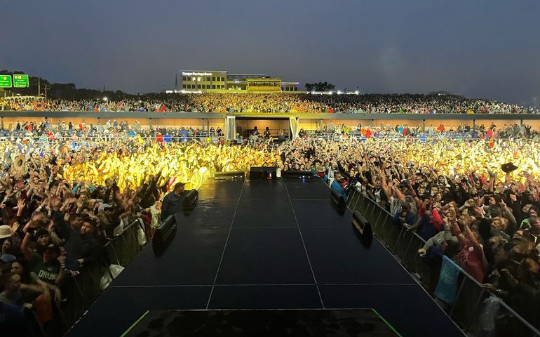 concert crowd