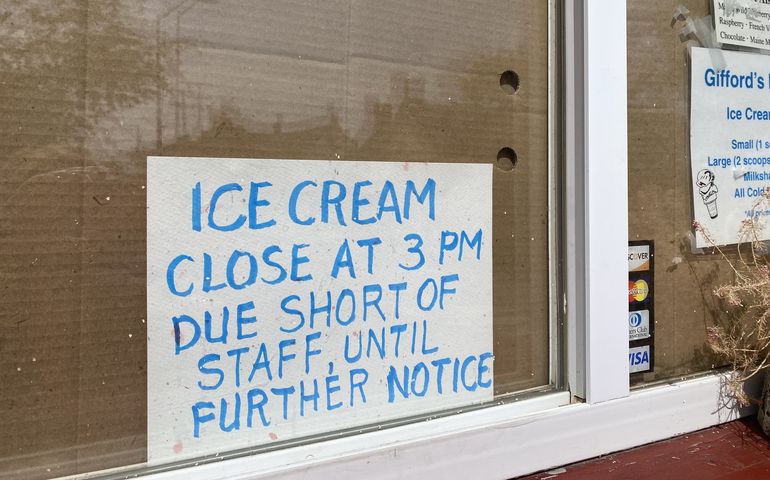 Ice cream shop with sign saying Closed at 3 because of labor shortage