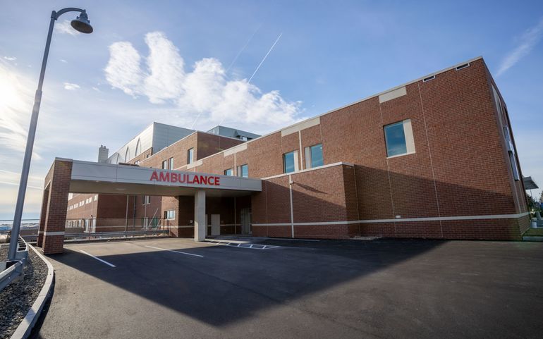 outside shot of hospital emergency department