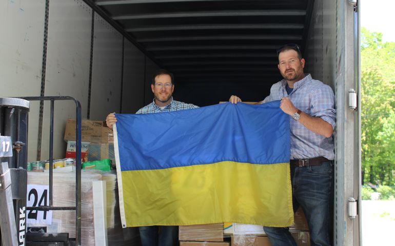 2 people with flag