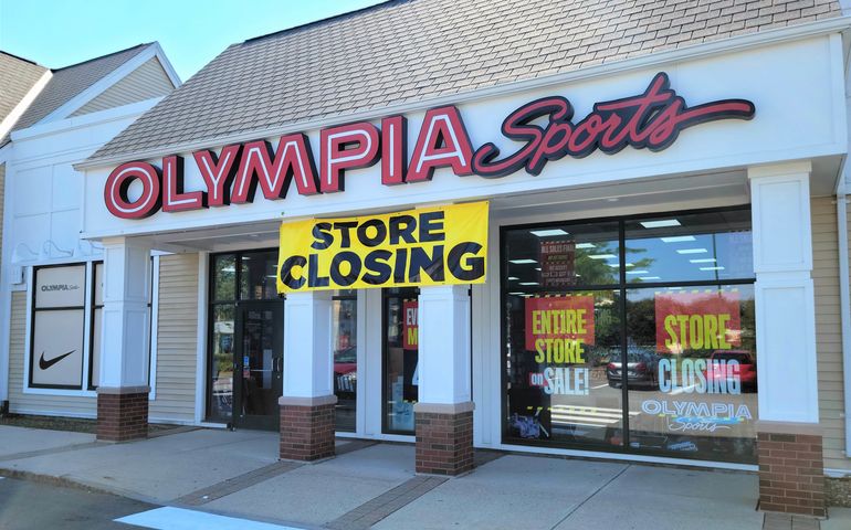 Store front with "Closing sale' sign