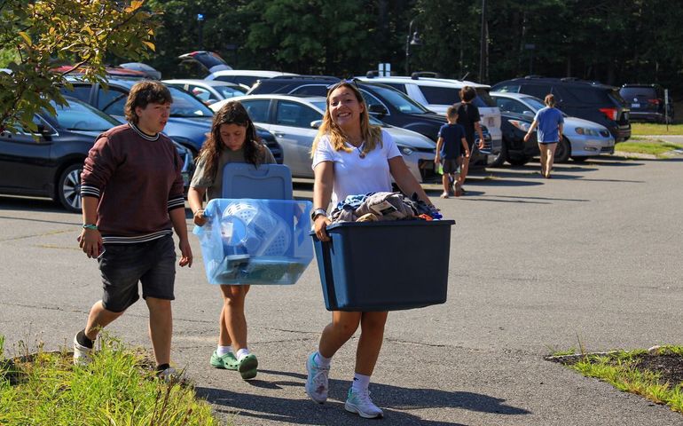 Students carrying boxes to Thomas College dorms