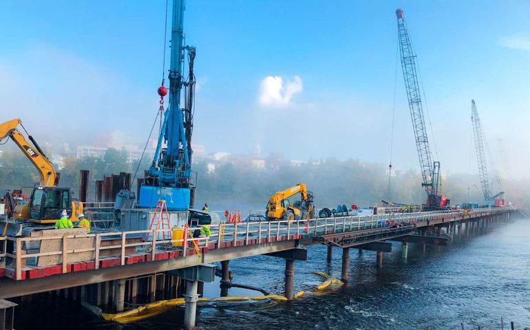 bridge water cranes