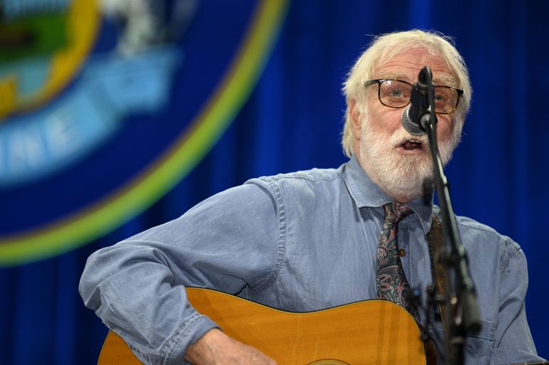 Dave Mallett playing guitar 