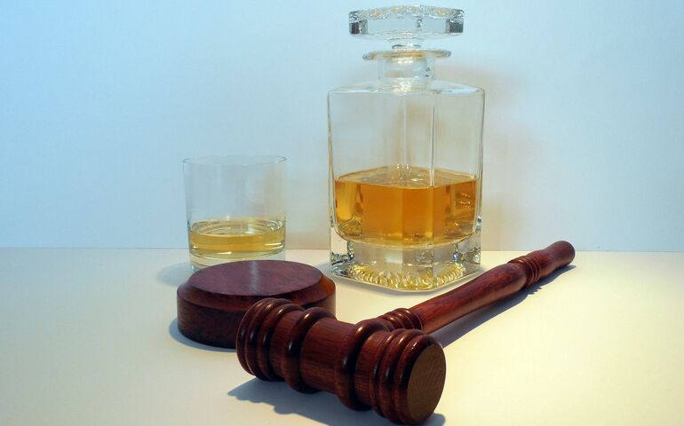 Gavel and drinks 