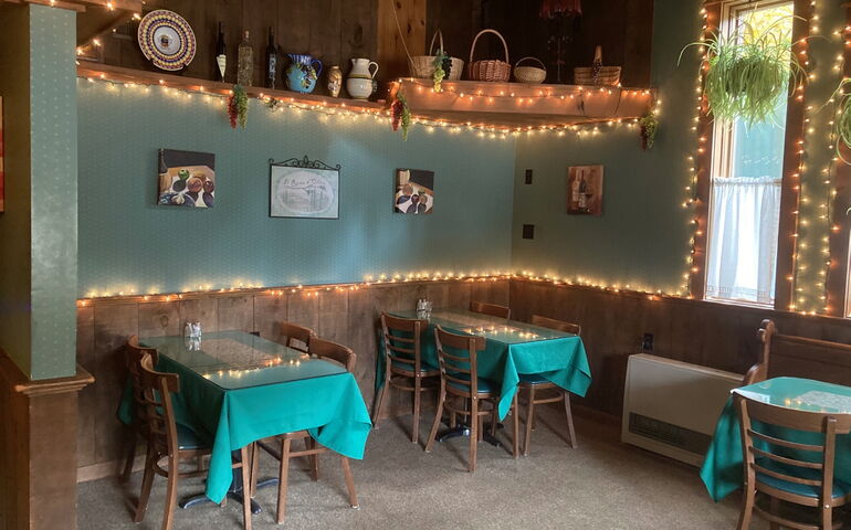 dinnig room with teal tablecloths and light strands