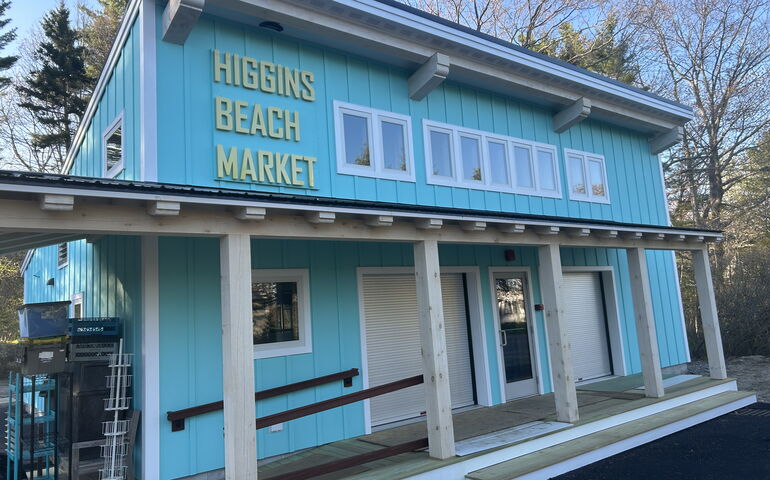 Higgins Beach Market blue building 
