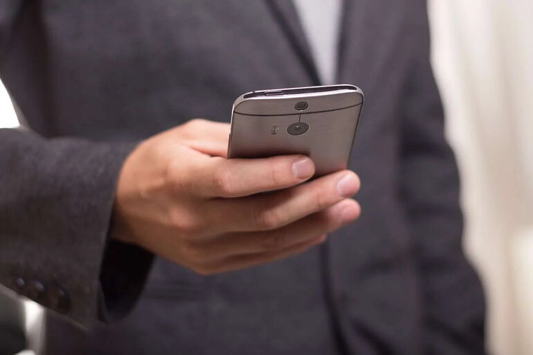 man holds a cellphone