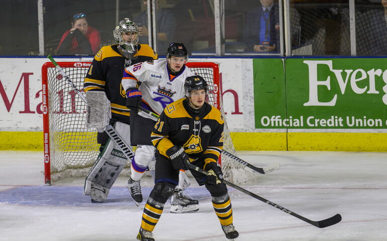 Maine Mariners hockey game on ice. 