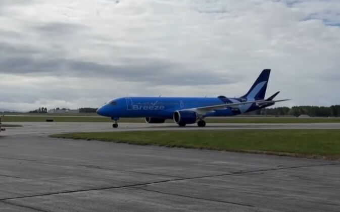 Breeze Airways airplane at BGR 