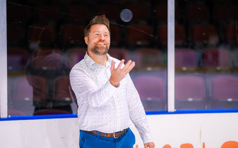 Adam Goldberg on the ice 